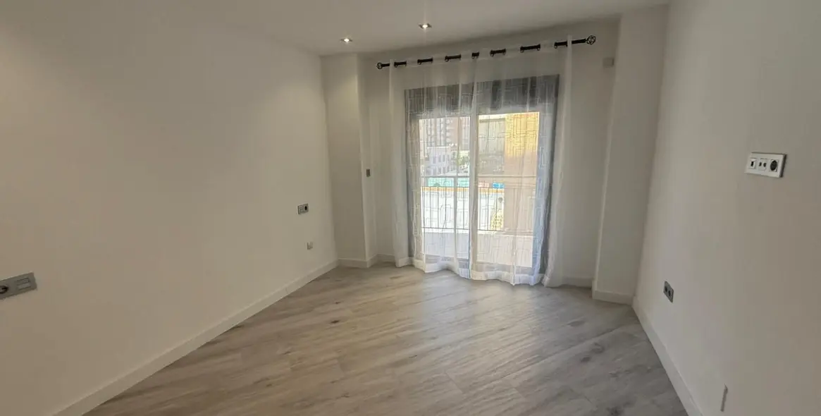 Venta de apartamento en planta media en Malagueta 7