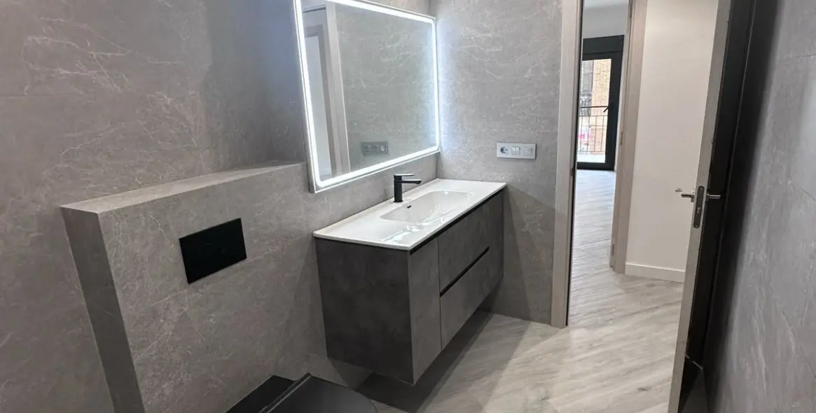 Venta de apartamento en planta media en Malagueta 8