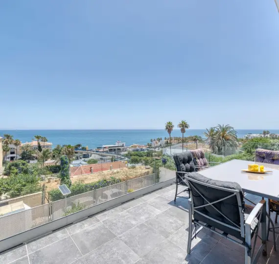 Sale of detached villa in Estepona