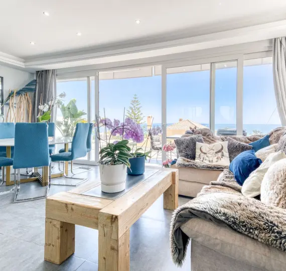 Sale of detached villa in Estepona