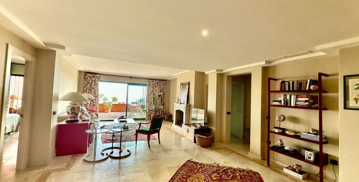 Sale of penthouse in El Rosario 9