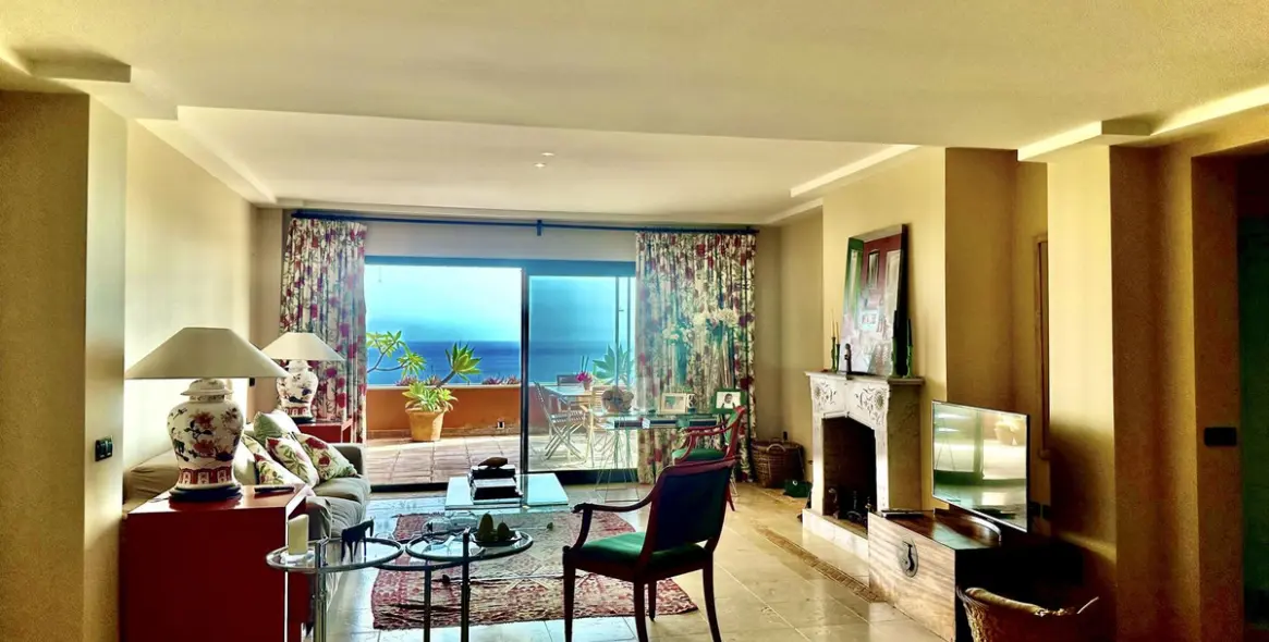 Sale of penthouse in El Rosario 10