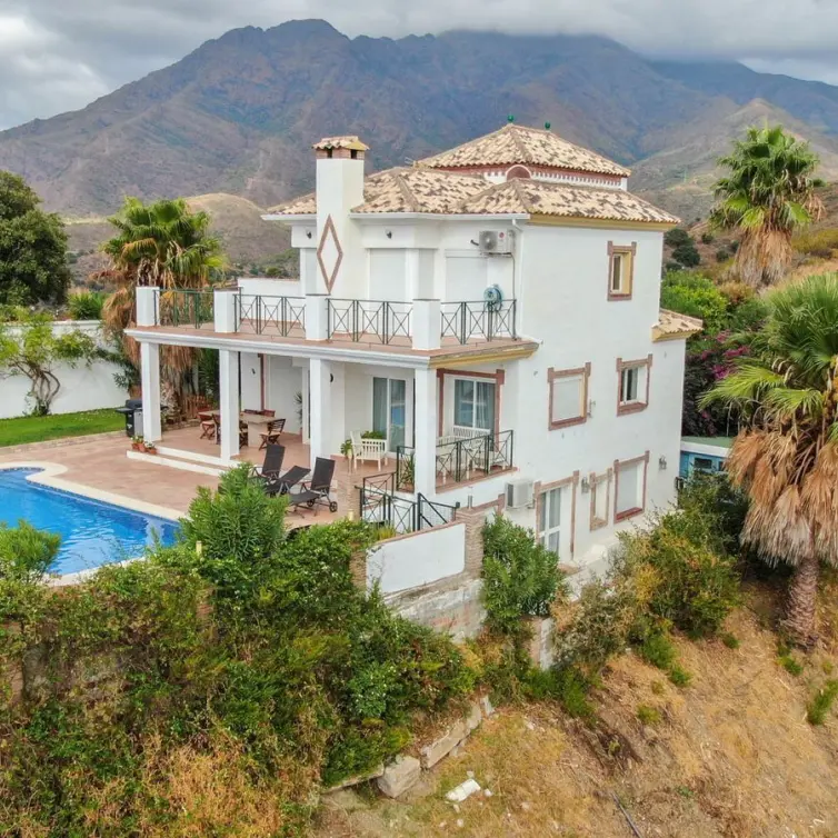 Sale of finca - cortijo in Estepona