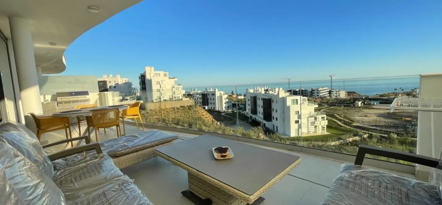 Sale of middle floor apartment in Fuengirola 2