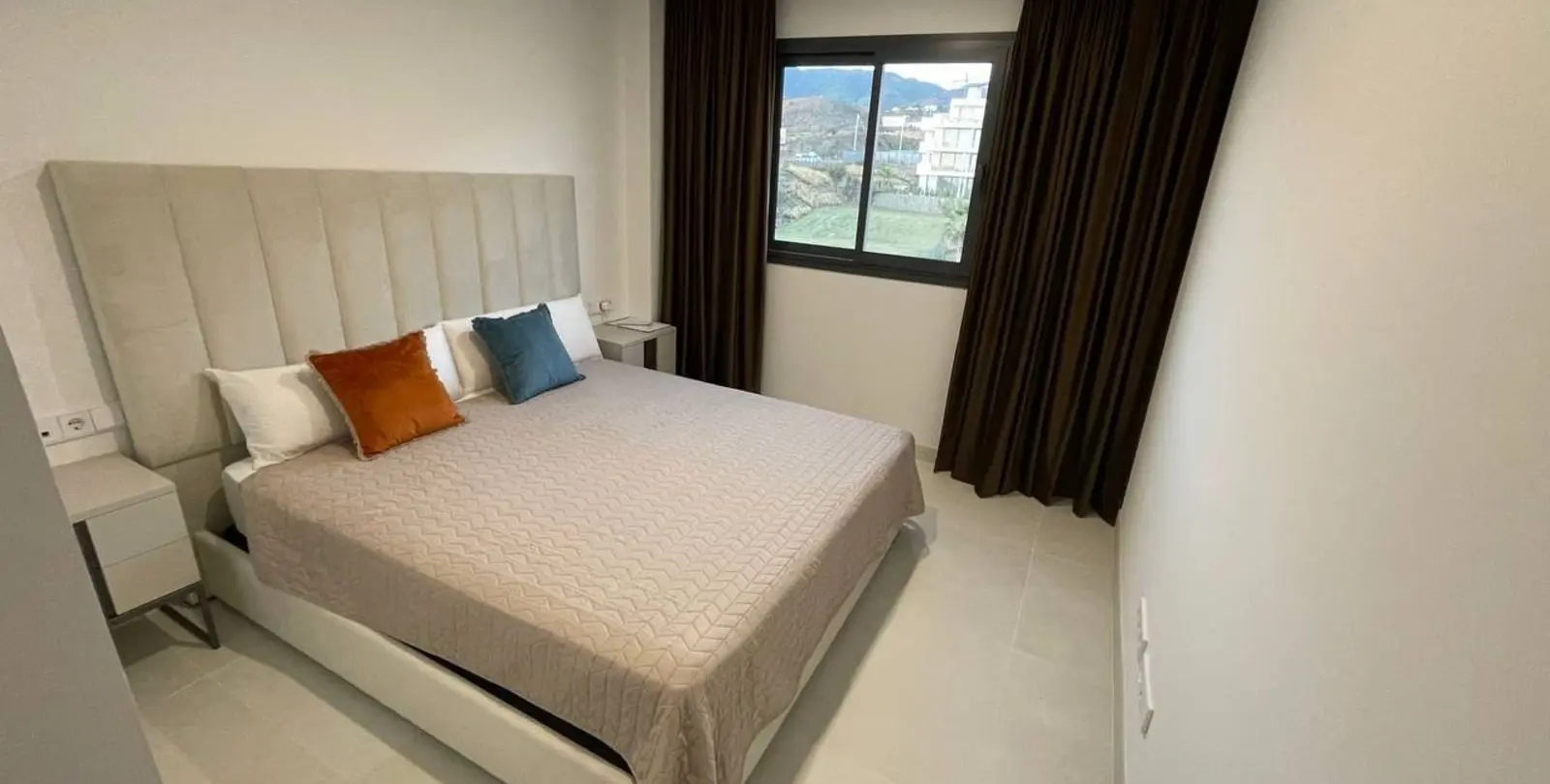 Sale of middle floor apartment in Fuengirola 12