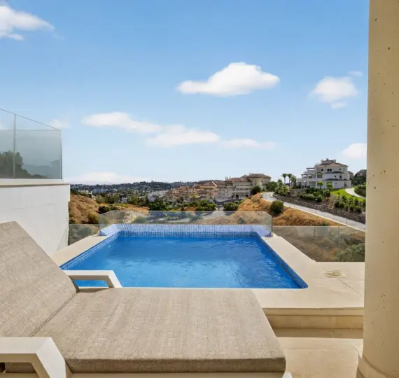 Продажа апартаментов на среднем этаже в Nueva Andalucía