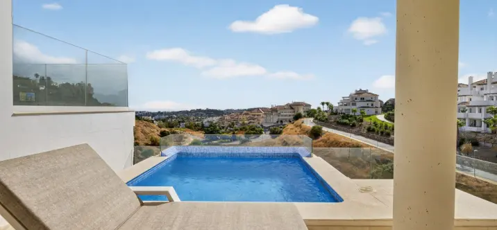 Sale of middle floor apartment in Nueva Andalucía 0