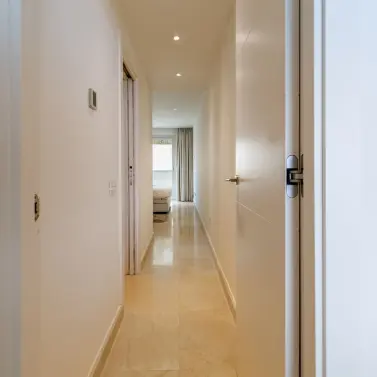 Sale of middle floor apartment in Nueva Andalucía