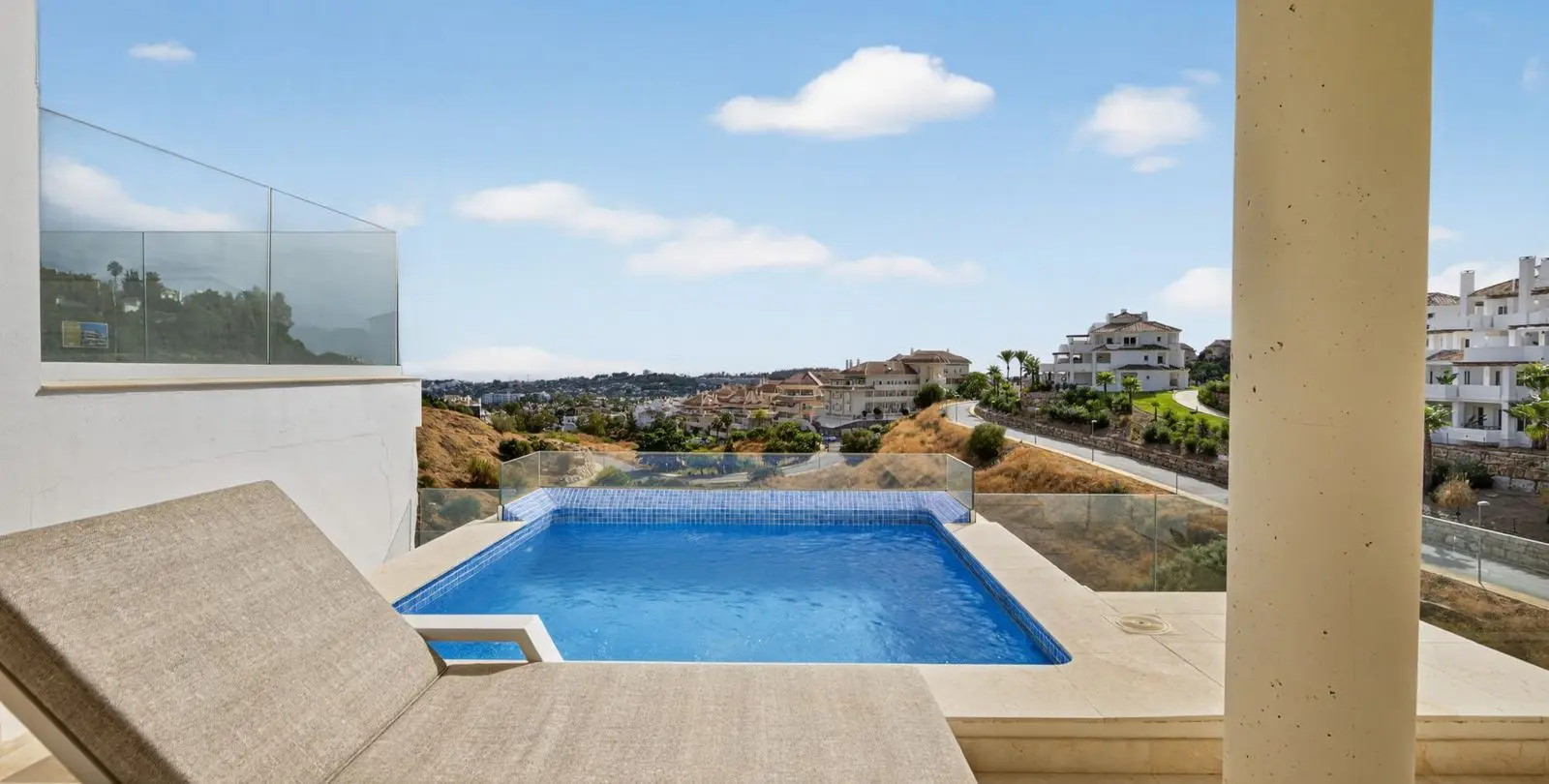 Sale of middle floor apartment in Nueva Andalucía 1