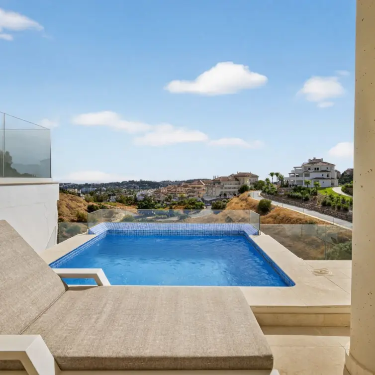 Sale of middle floor apartment in Nueva Andalucía
