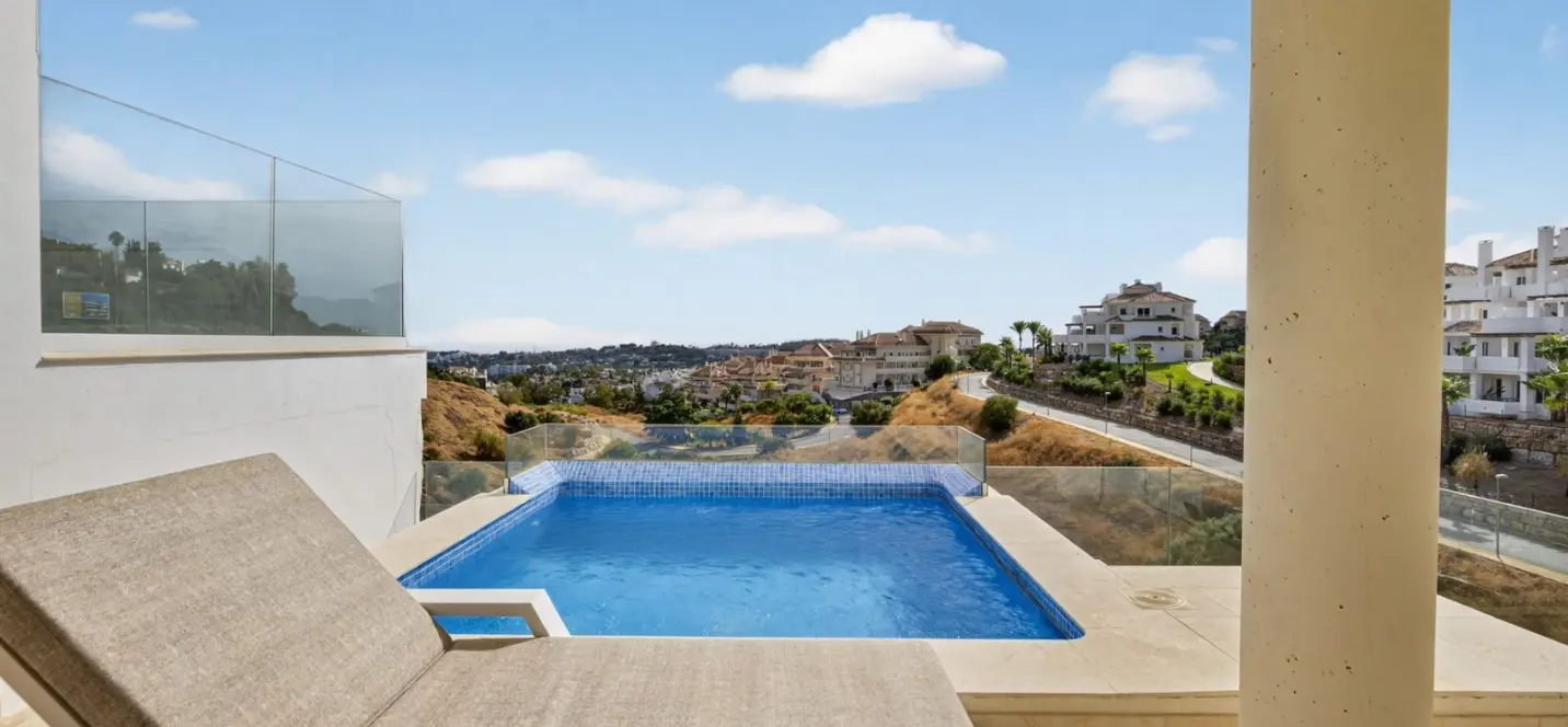 Sale of middle floor apartment in Nueva Andalucía 0