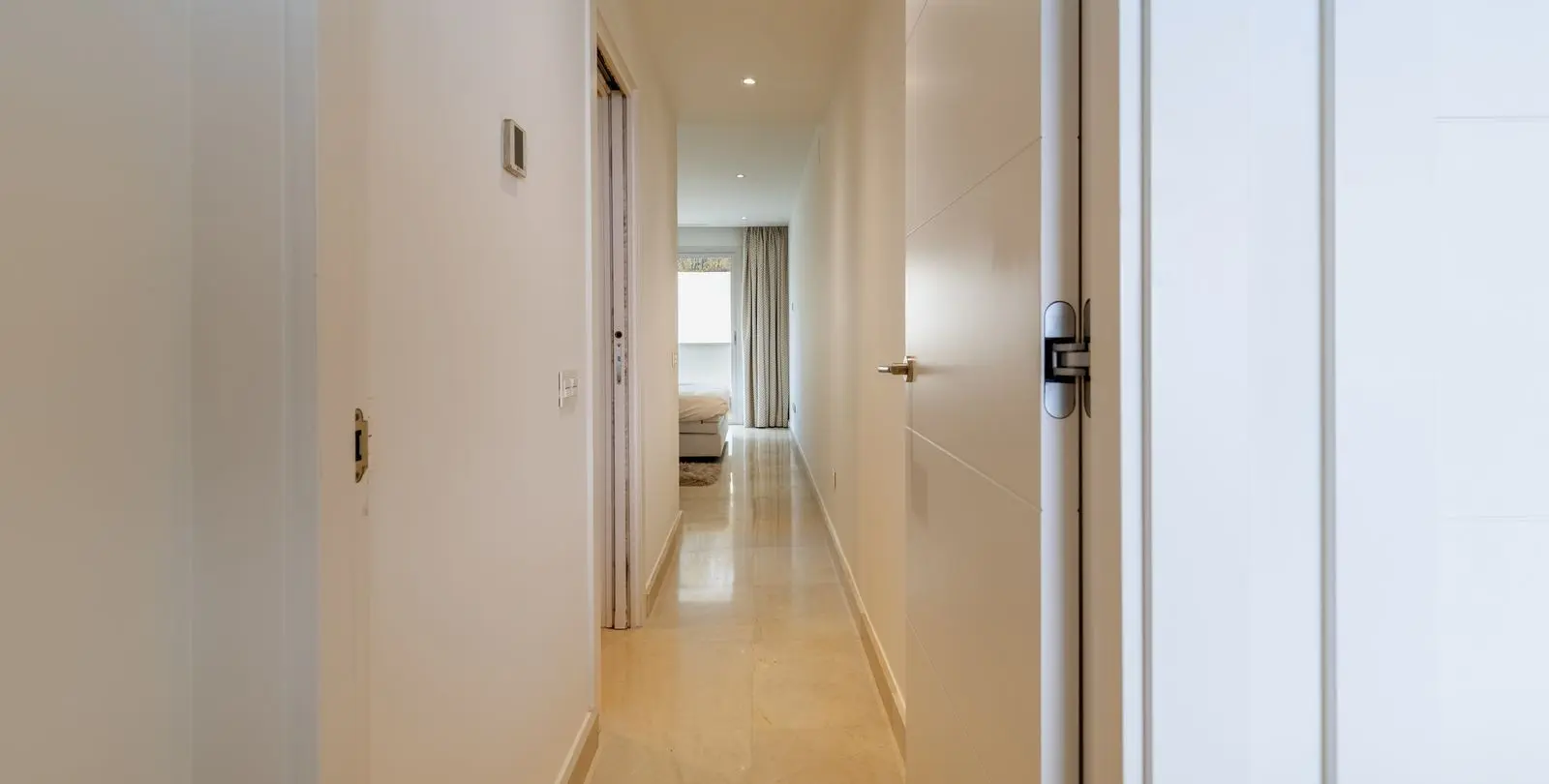 Sale of middle floor apartment in Nueva Andalucía 3
