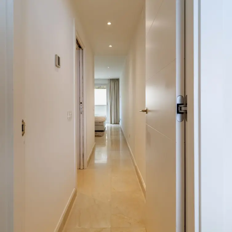 Sale of middle floor apartment in Nueva Andalucía
