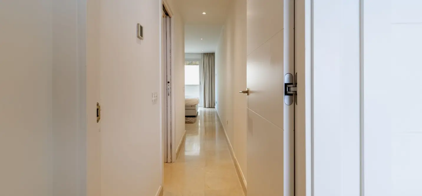 Sale of middle floor apartment in Nueva Andalucía 2