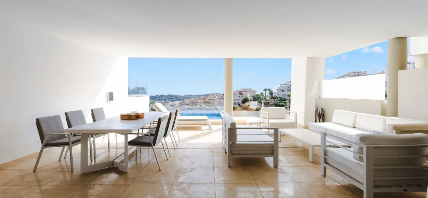 Sale of middle floor apartment in Nueva Andalucía 3