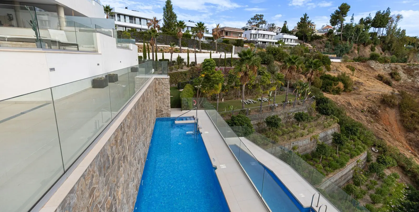 Sale of middle floor apartment in Nueva Andalucía 7