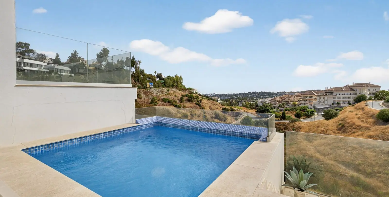 Sale of middle floor apartment in Nueva Andalucía 10