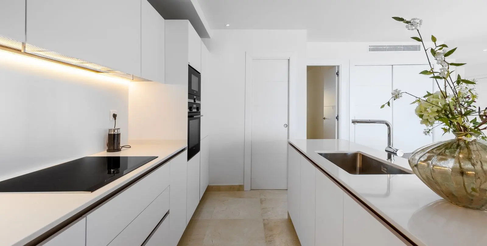 Sale of middle floor apartment in Nueva Andalucía 13