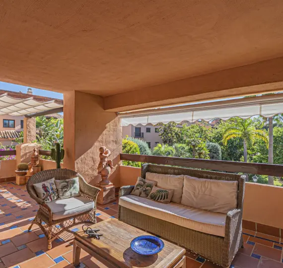 Продажа апартаментов на среднем этаже в Hacienda del Sol