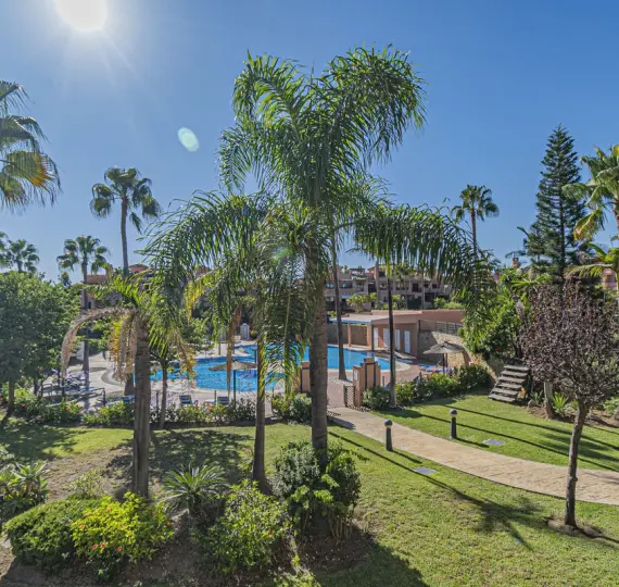 Продажа апартаментов на среднем этаже в Hacienda del Sol