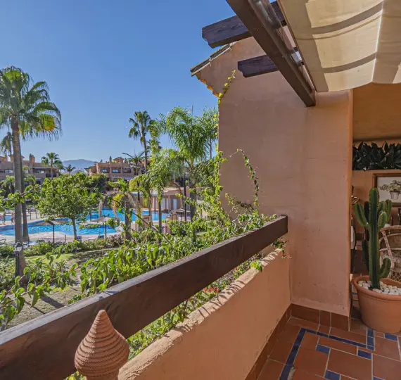 Продажа апартаментов на среднем этаже в Hacienda del Sol