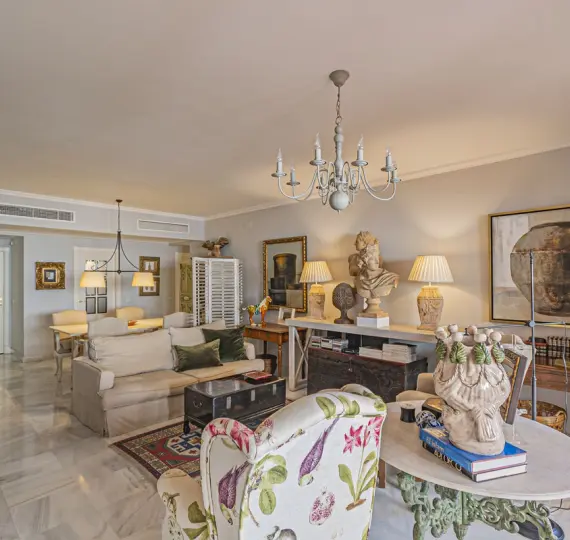 Продажа апартаментов на среднем этаже в Hacienda del Sol