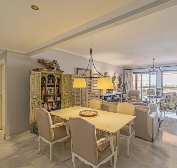 Продажа апартаментов на среднем этаже в Hacienda del Sol