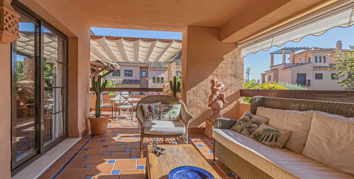 Продажа апартаментов на среднем этаже в Hacienda del Sol 10