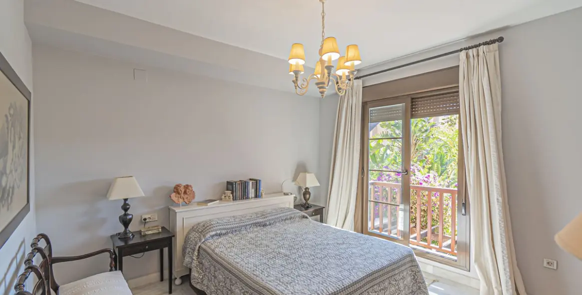 Продажа апартаментов на среднем этаже в Hacienda del Sol 11