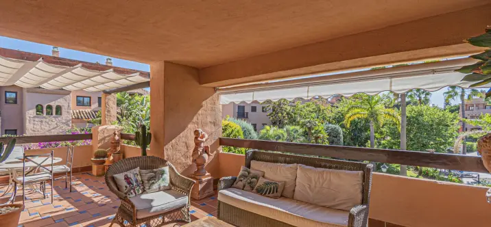 Venta de apartamento en planta media en Hacienda del Sol 0