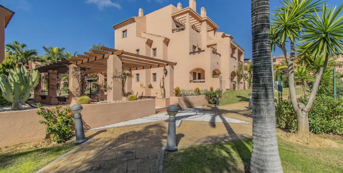 Sale of middle floor apartment in Hacienda del Sol 20