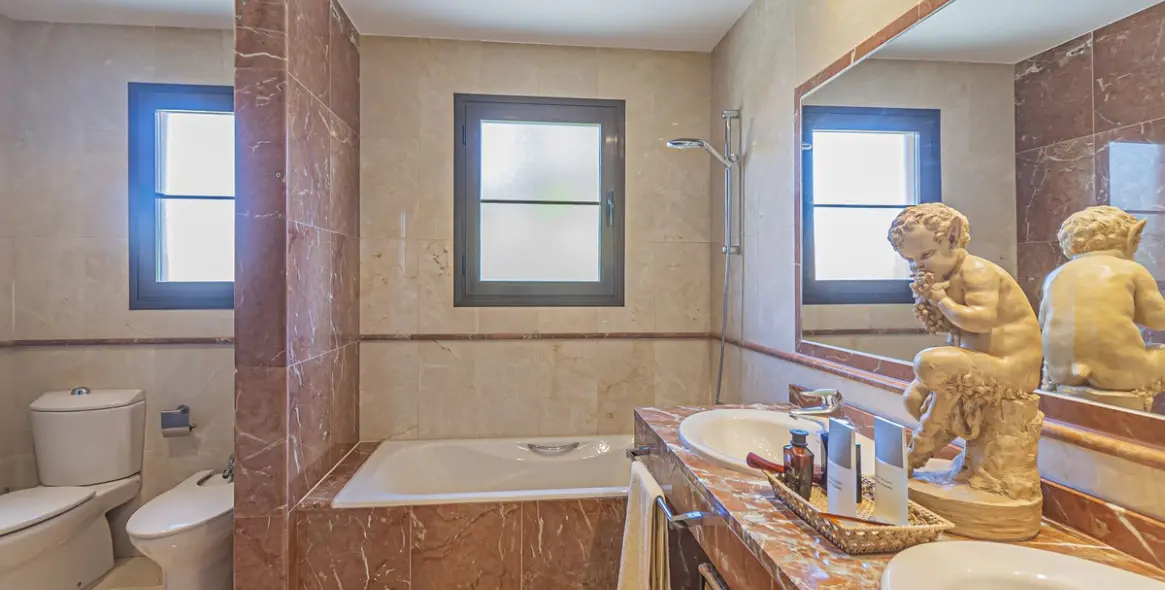 Продажа апартаментов на среднем этаже в Hacienda del Sol 27