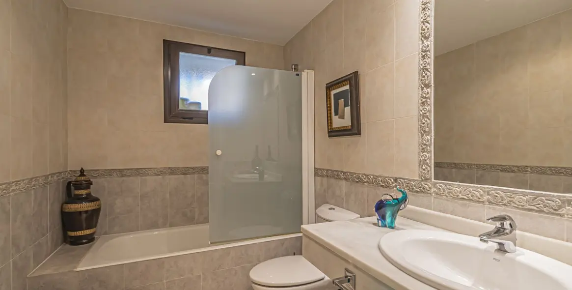 Продажа апартаментов на среднем этаже в Hacienda del Sol 30