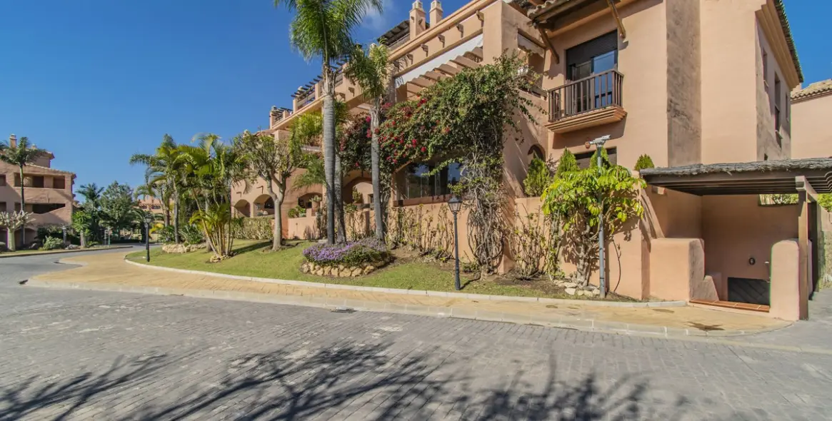 Продажа апартаментов на среднем этаже в Hacienda del Sol 36