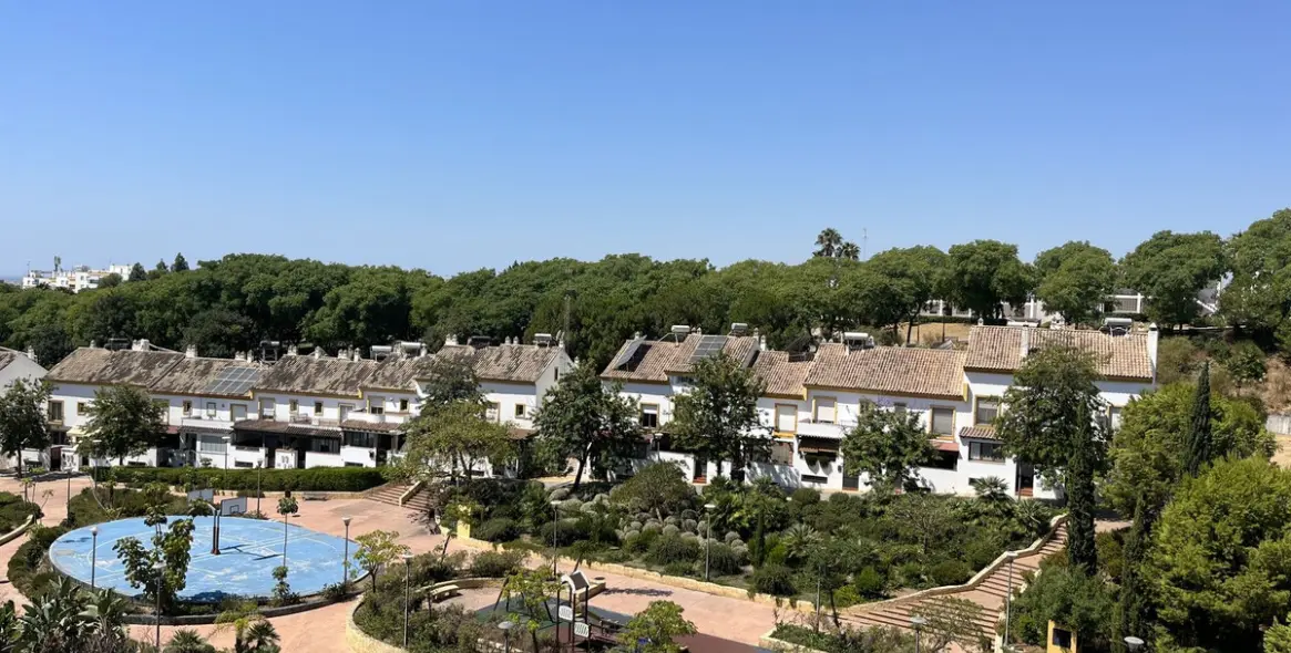Sale of penthouse in Estepona 1