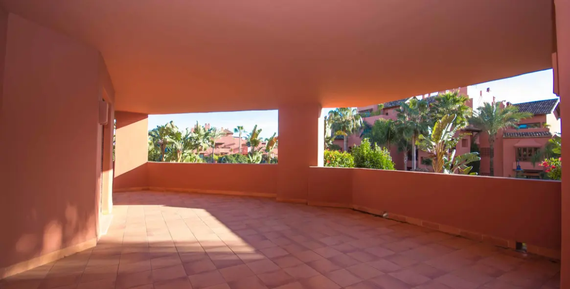 Venta de apartamento en planta baja en New Golden Mile 16