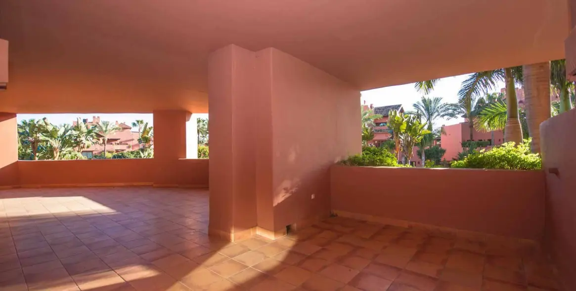 Venta de apartamento en planta baja en New Golden Mile 17