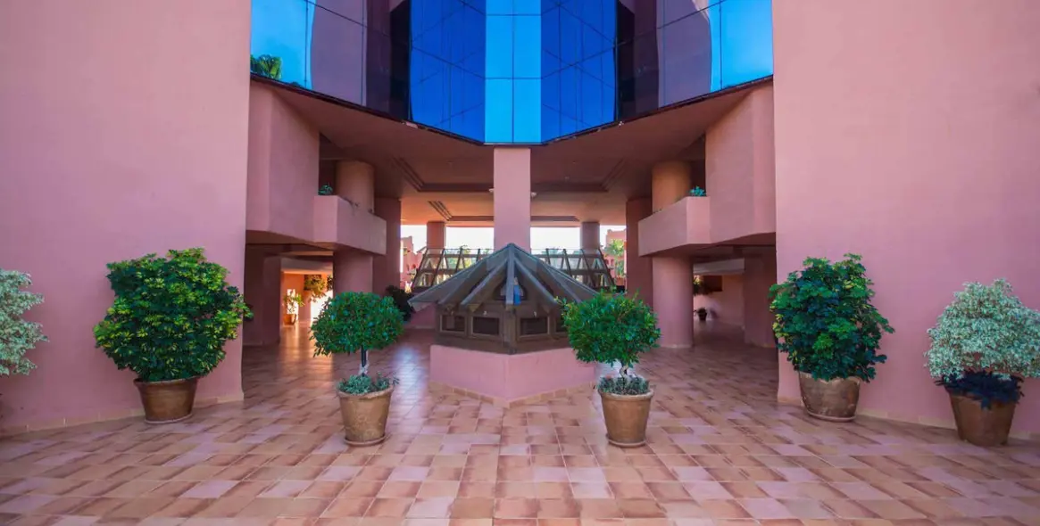 Venta de apartamento en planta baja en New Golden Mile 19