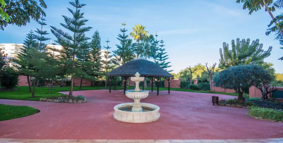 Venta de apartamento en planta baja en New Golden Mile 20