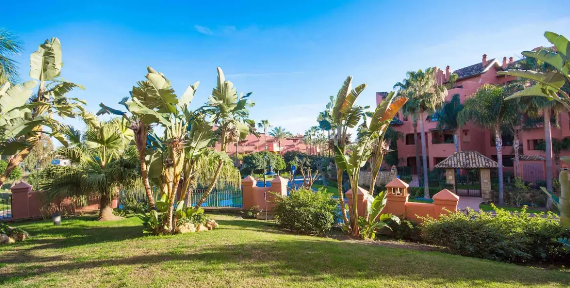 Venta de apartamento en planta baja en New Golden Mile 22