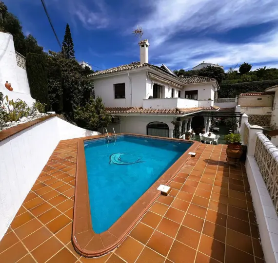 Detached villa R4689322