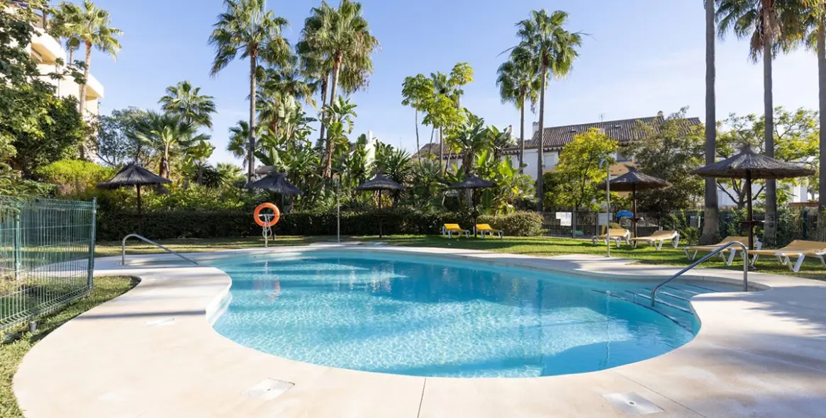 Sale of penthouse in Marbella East (district Bahia De Marbella) 1