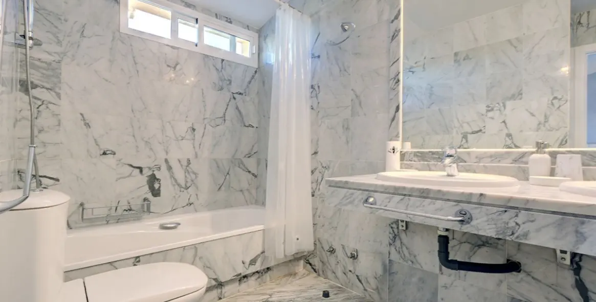 Sale of penthouse in Bahía de Marbella 13