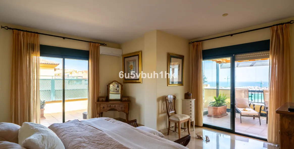 Sale of penthouse in Linda Vista Baja 14