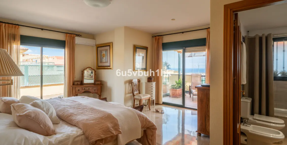 Sale of penthouse in Linda Vista Baja 15
