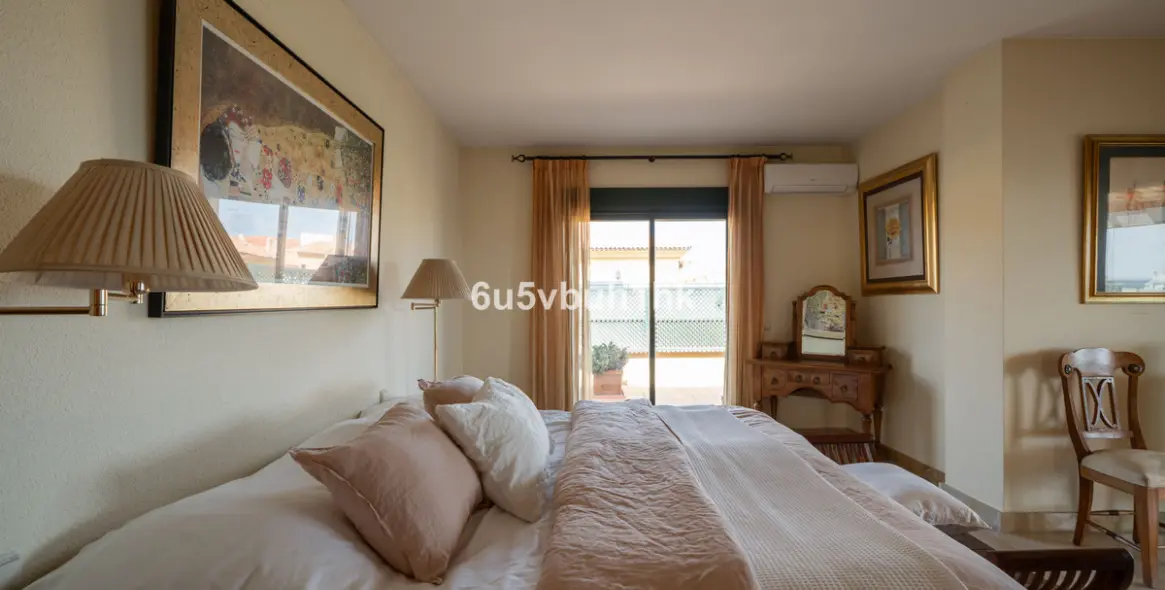 Sale of penthouse in Linda Vista Baja 16