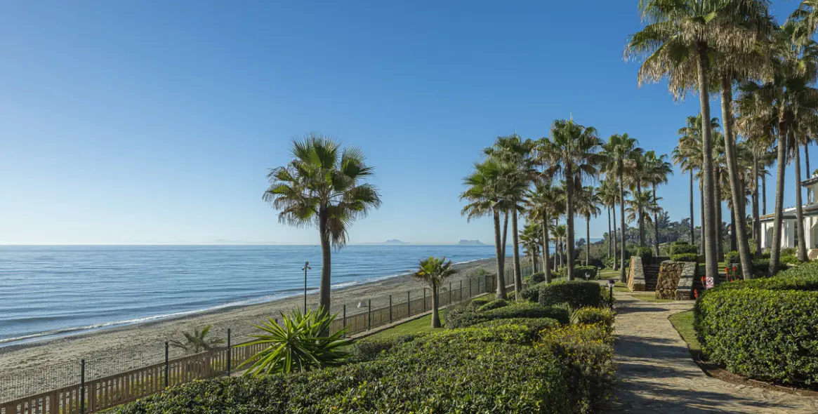 Sale of ground floor apartment in Estepona 2