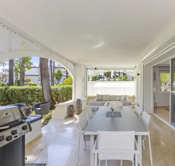 Продажа апартаментов на первом этаже в Estepona