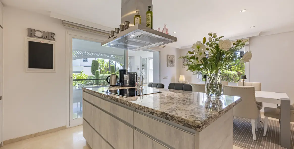 Sale of ground floor apartment in Estepona 16