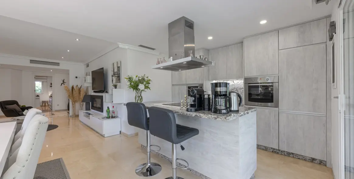 Sale of ground floor apartment in Estepona 17